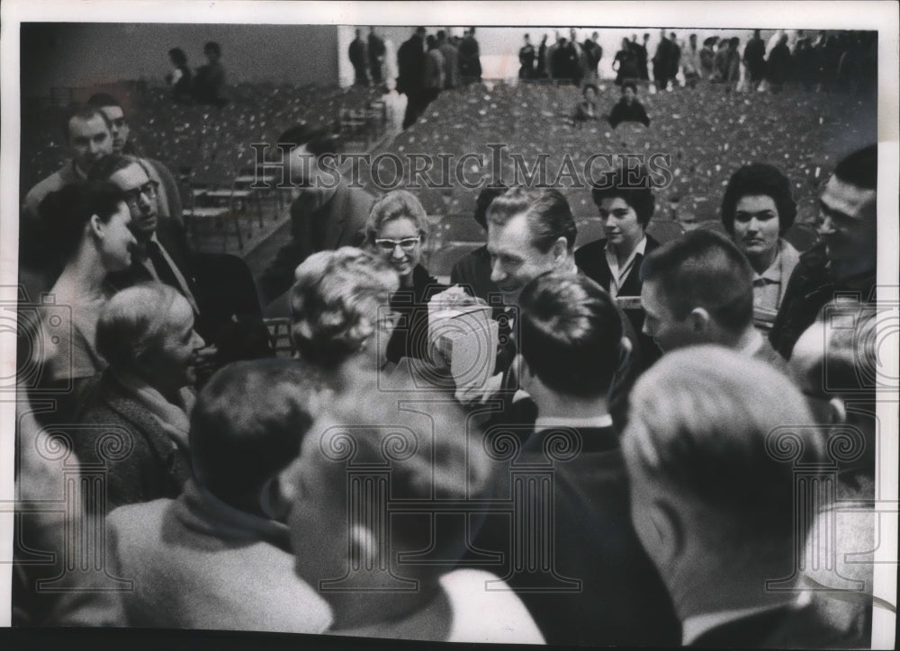 1959 Press Photo Governor Nelson Rockefeller crowded by students, Milwaukee.- Historic Images