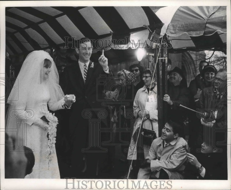 Load image into Gallery viewer, 1967 Press Photo John D. Rockefeller IV marries Sharon Percy in Chicago
