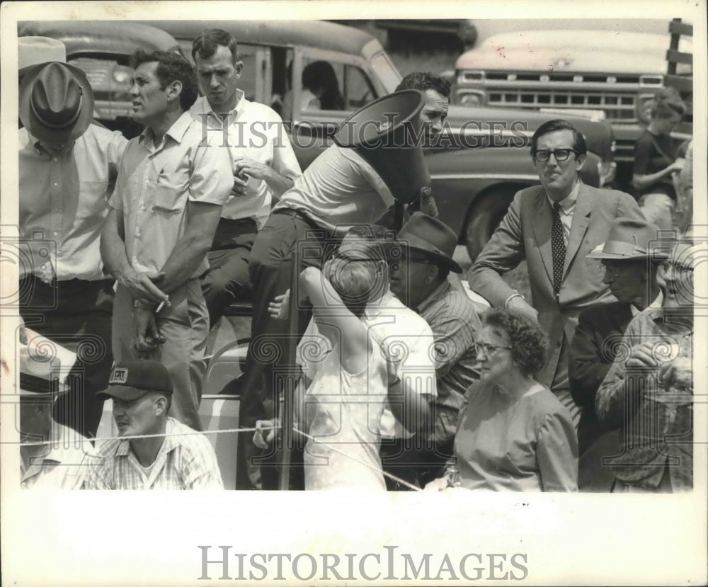 1968 Press Photo John D. Rockefeller Walks Through Contest Crowd - mjb46893