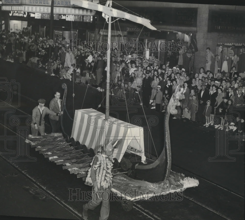 1941 Press Photo Leif Erikson&#39;s float in Milwaukee&#39;s Mid-summer Festival parade- Historic Images