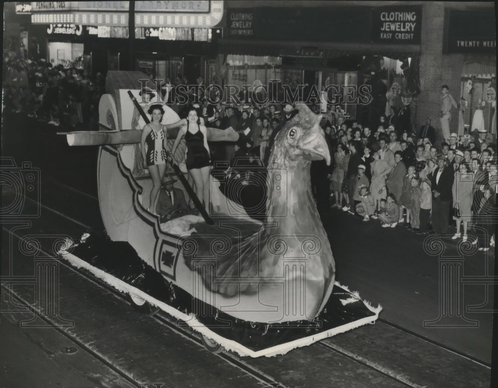 1941 Press Photo Milwaukee midsummer festival Commissions float, Caesars warship