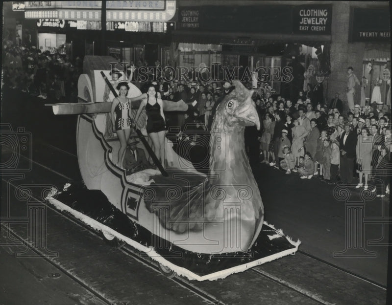 Load image into Gallery viewer, 1941 Press Photo Milwaukee midsummer festival Commissions float, Caesars warship

