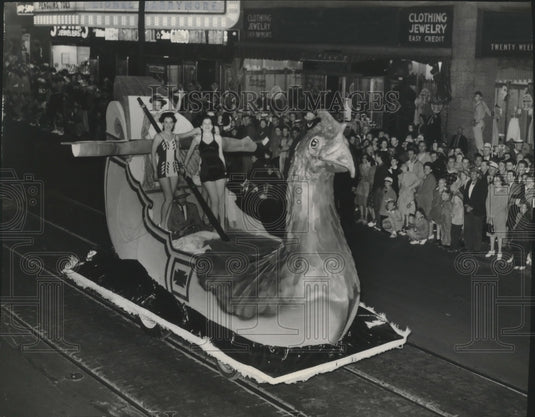 1941 Press Photo Milwaukee midsummer festival Commissions float, Caesars warship