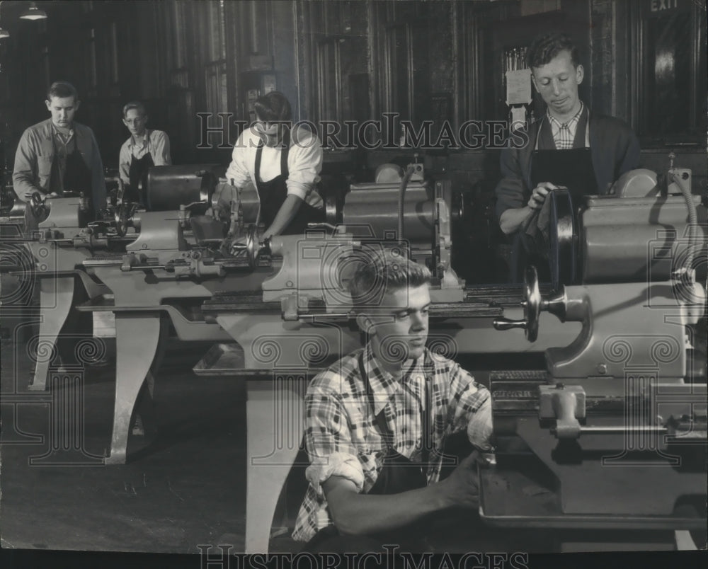 1958 Press Photo Boys at Milwaukee Trade and Technical high school - mjb47018