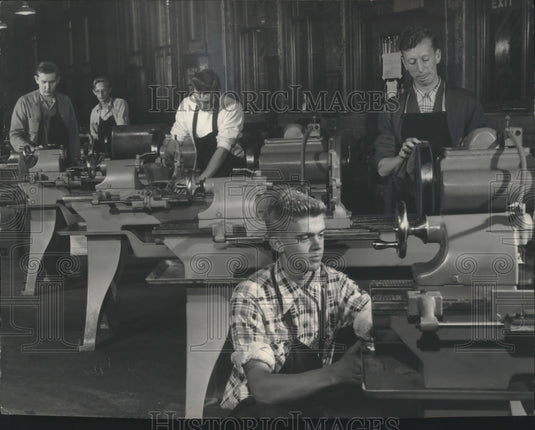 1958 Press Photo Boys at Milwaukee Trade and Technical high school - mjb47018