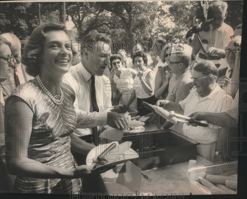 Load image into Gallery viewer, 1963 Press Photo Gov. Nelson Rockefeller and his wife at the GOP rally, Illinois
