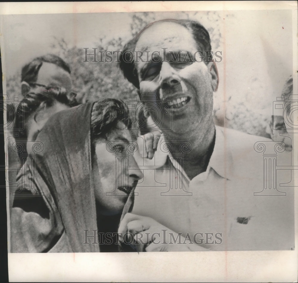 1965 Press Photo Parents of Sotirios Petroulias cried in a cemetery, Greece
