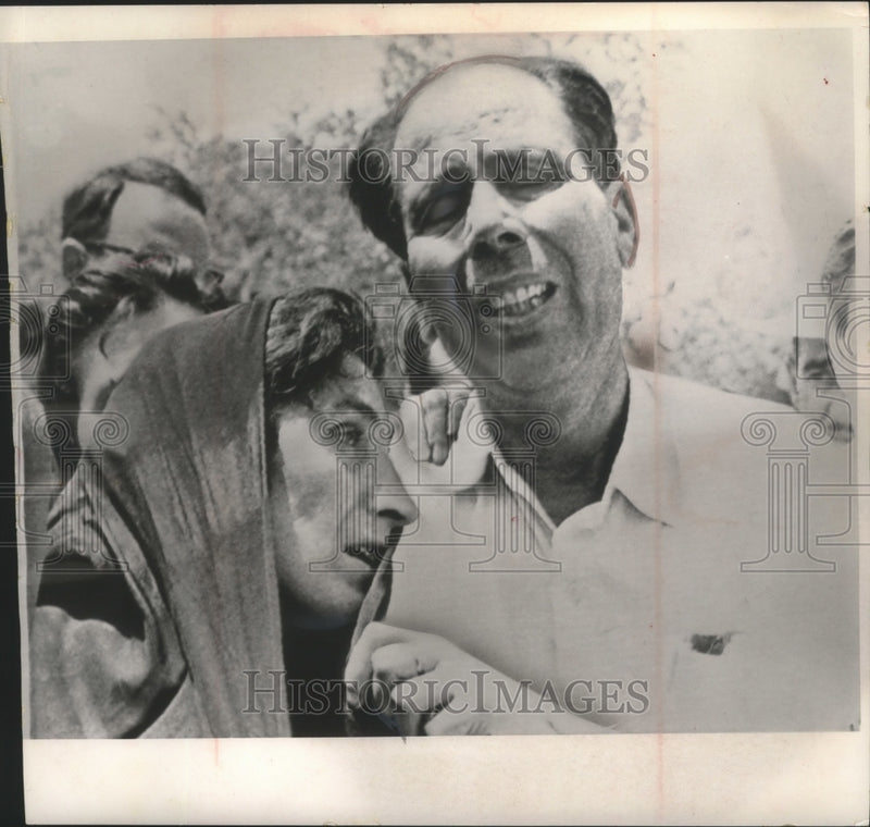 Load image into Gallery viewer, 1965 Press Photo Parents of Sotirios Petroulias cried in a cemetery, Greece
