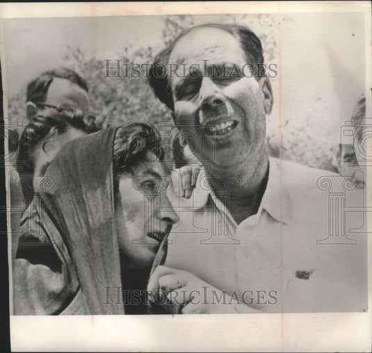 1965 Press Photo Parents of Sotirios Petroulias cried in a cemetery, Greece
