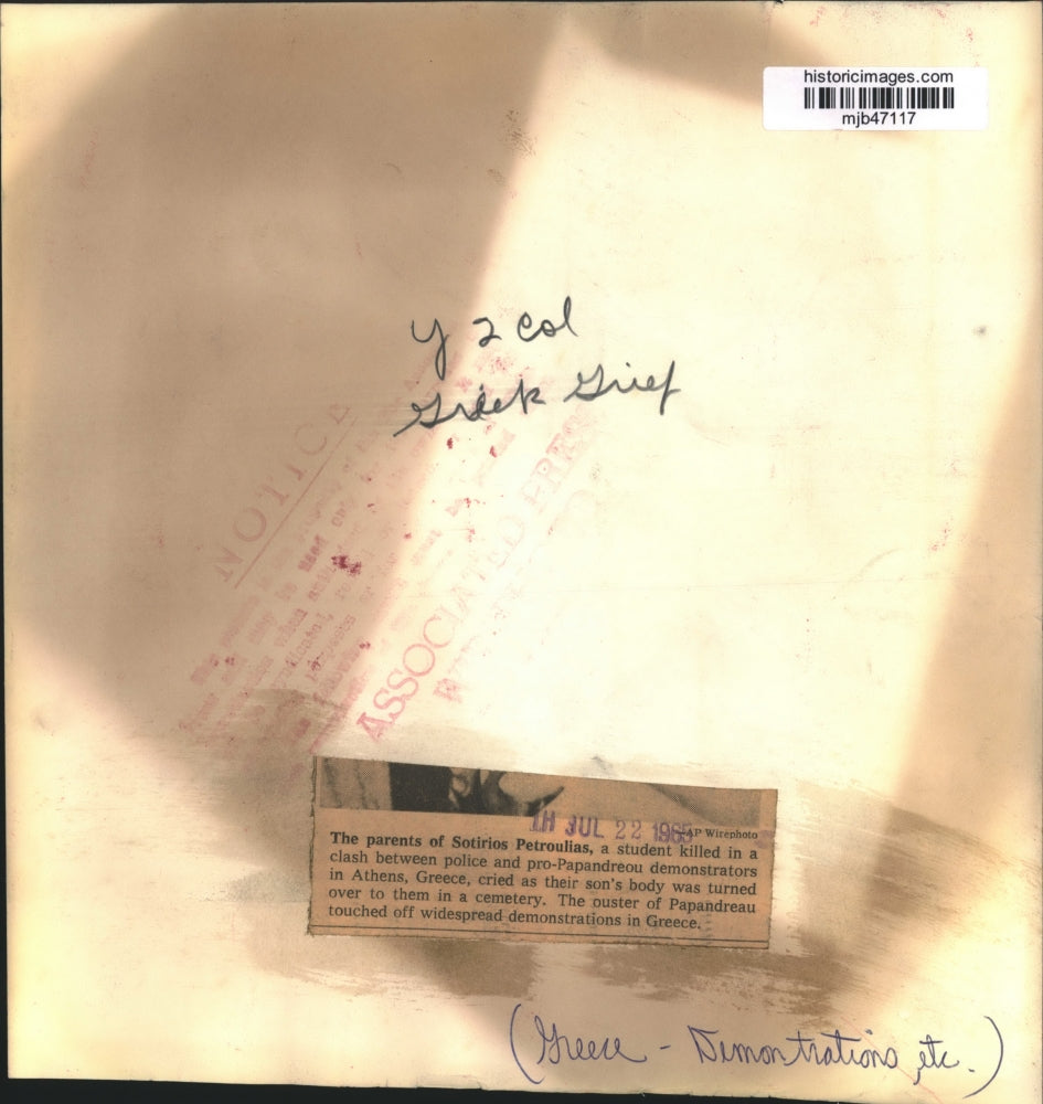 1965 Press Photo Parents of Sotirios Petroulias cried in a cemetery, Greece