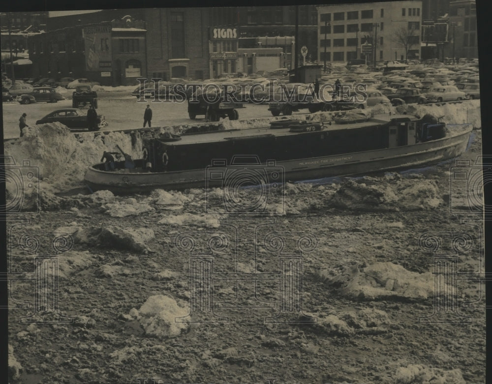 1951 Press Photo Milwaukee&#39;s fireboat, the Deluge, used to break up snow jams- Historic Images