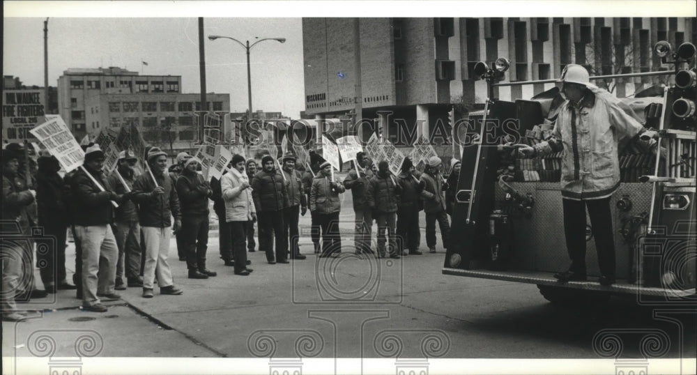 1981 Press Photo Fireman stand on street during strike, Milwaukee - Historic Images