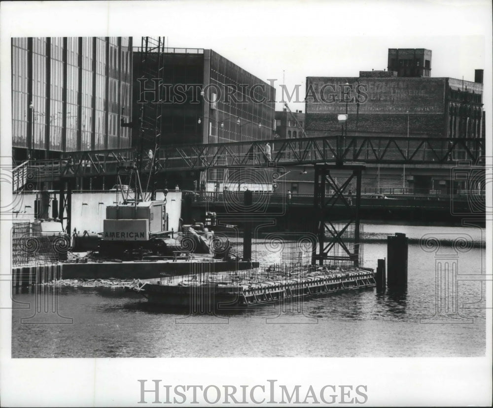 1975 Press Photo Pedestrian bridge off Wisconsin Avenue, Milwaukee. - mjb47303