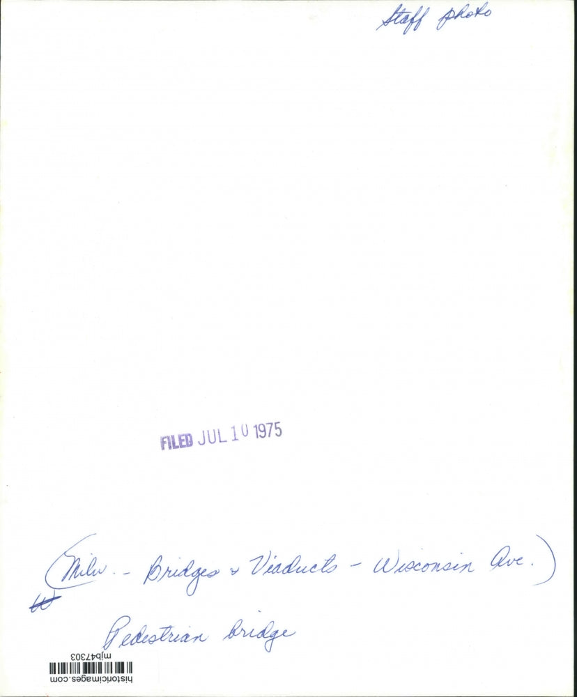 1975 Press Photo Pedestrian bridge off Wisconsin Avenue, Milwaukee. - mjb47303