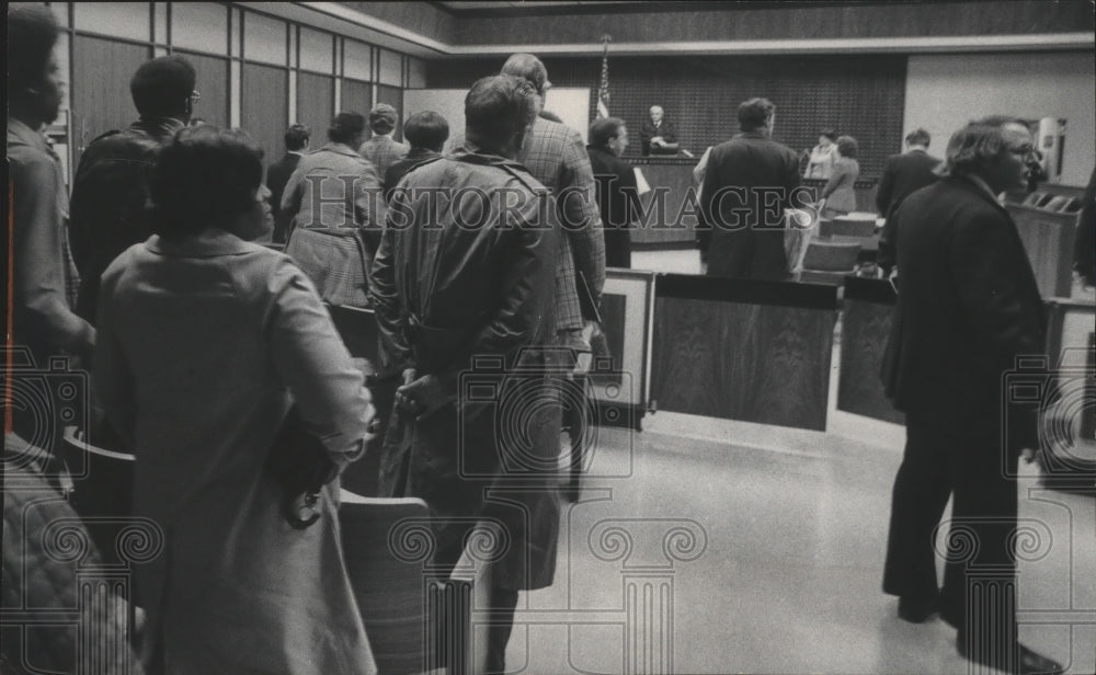 1978 Press Photo People Wait For County Judge Patrick Madden Court, Milwaukee- Historic Images