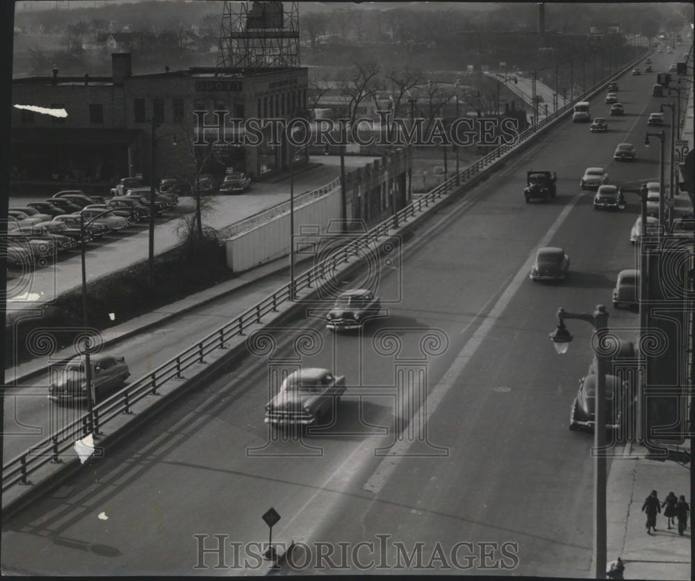 1953 Press Photo Traffic Flowed Over Wisconsin Av. After Reopening In Milwaukee