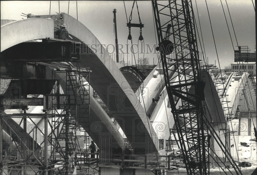 1993 Press Photo Construction of Wisconsin Avenue viaduct, Milwaukee- Historic Images