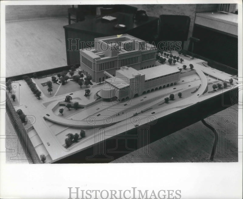 Load image into Gallery viewer, 1967 Press Photo Model of Courthouse exterior Annex, Milwaukee. - mjb47378
