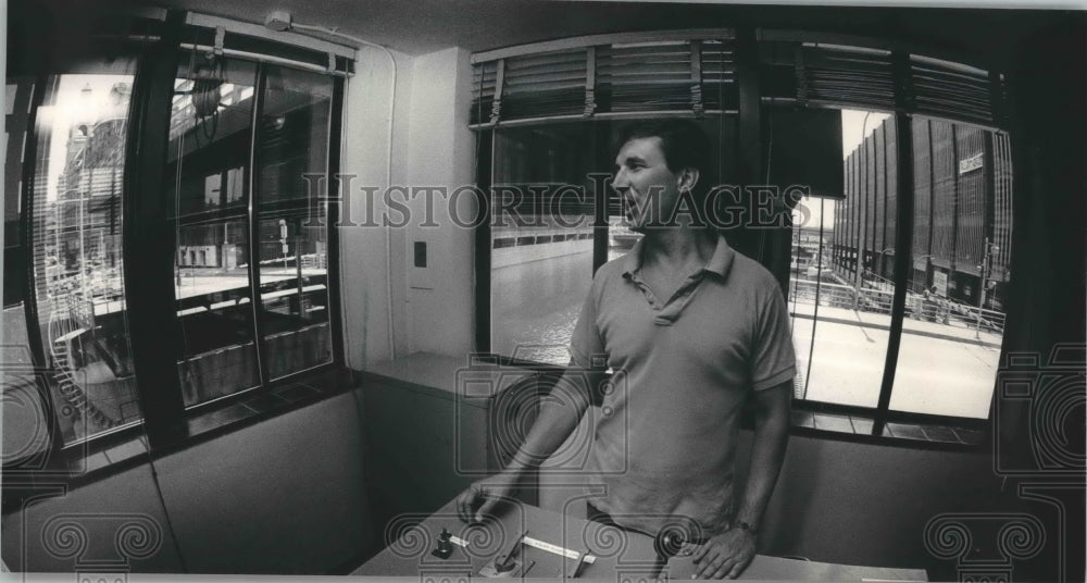 1987 Press Photo Bob Fenske in the "crow's nest" of a Downtown drawbridge, WI