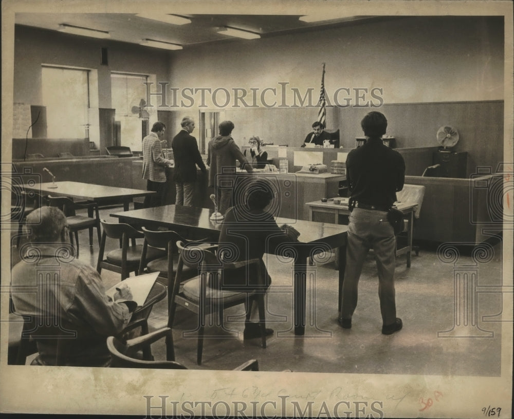 1978 Press Photo Cameras are being trialed in a Milwaukee, Wisconsin courtroom- Historic Images