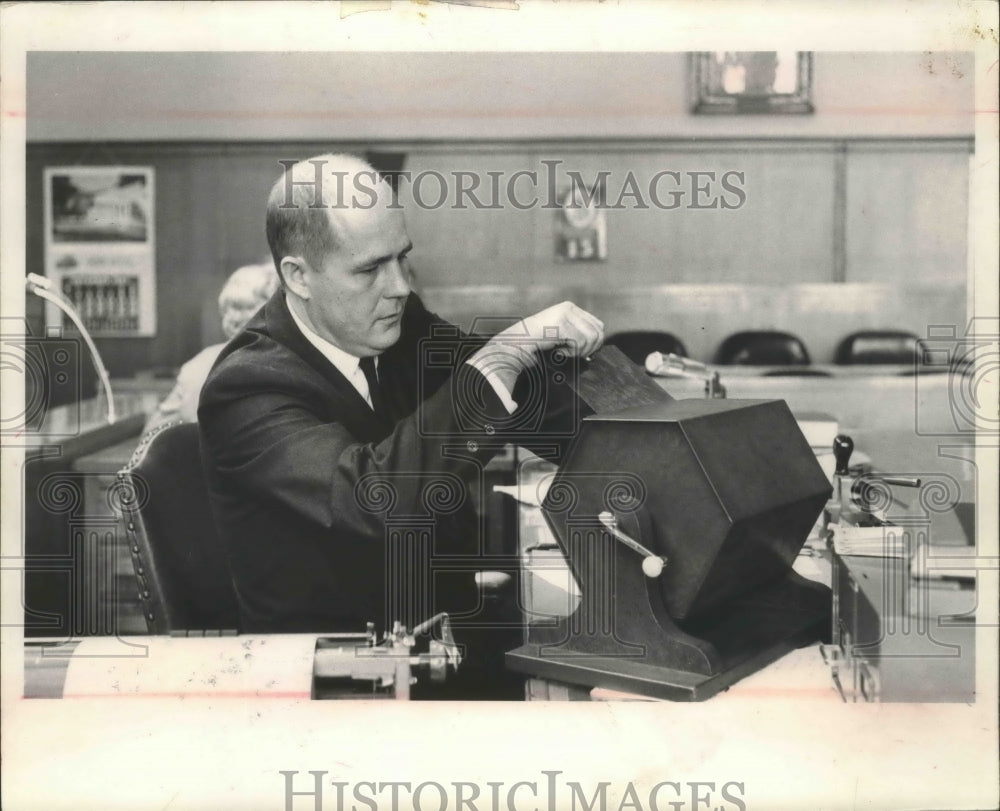 1989 Press Photo Donald Thorgaard selects jury, Milwaukee Courts- Historic Images