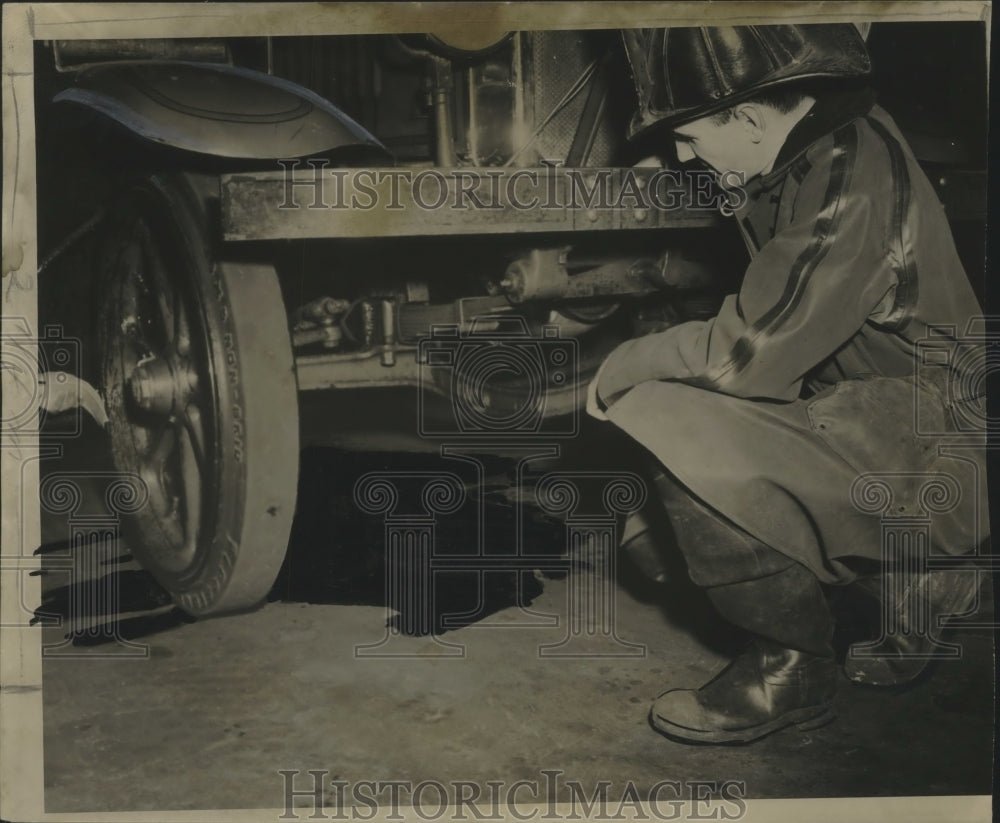  Press Photo Truckman Rudolph Leisten Peers At Crippled Fire Wagon At Department- Historic Images