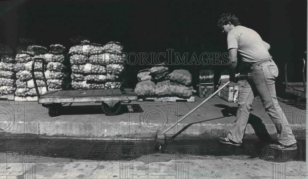 1984 Press Photo Glenn Brannpn sweeps the curb at Patti's Produce in Milwaukee