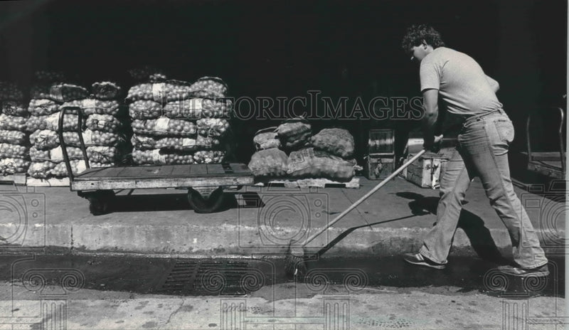 Load image into Gallery viewer, 1984 Press Photo Glenn Brannpn sweeps the curb at Patti's Produce in Milwaukee
