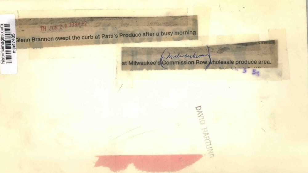 1984 Press Photo Glenn Brannpn sweeps the curb at Patti's Produce in Milwaukee