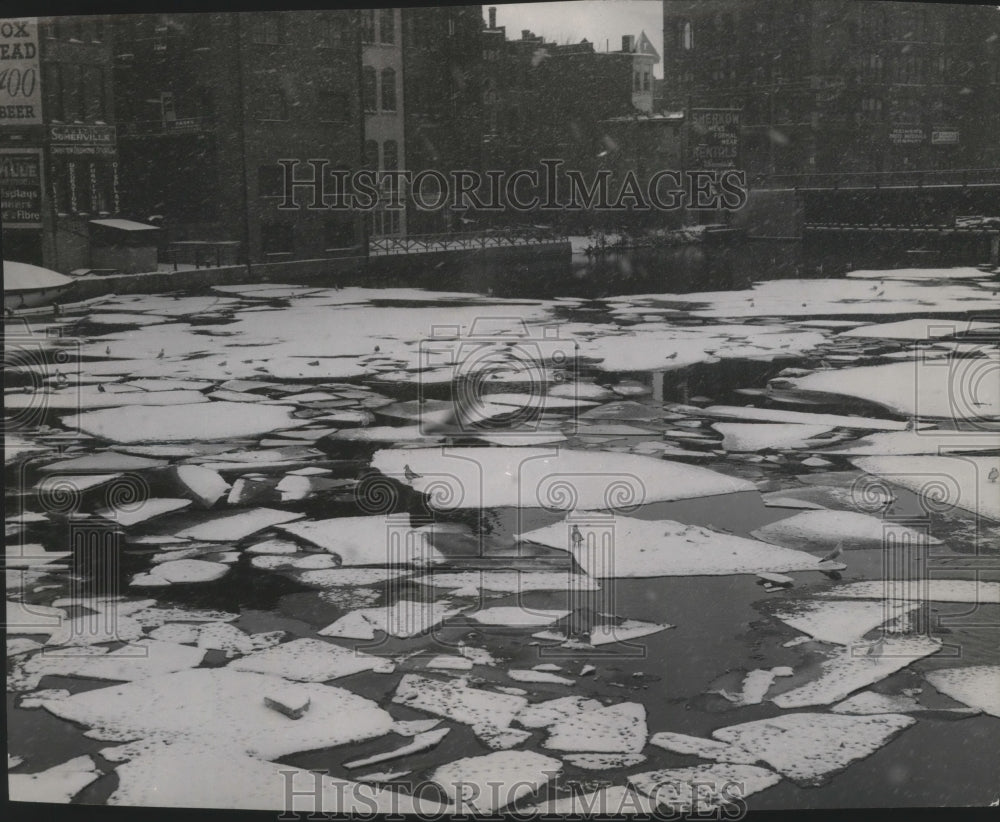 1955 Press Photo View of ice chunks floating on the Milwaukee River, Milwaukee- Historic Images