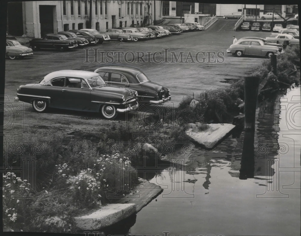 1953 Press Photo Deteriorated section of retaining wall on Milwaukee River, WI- Historic Images