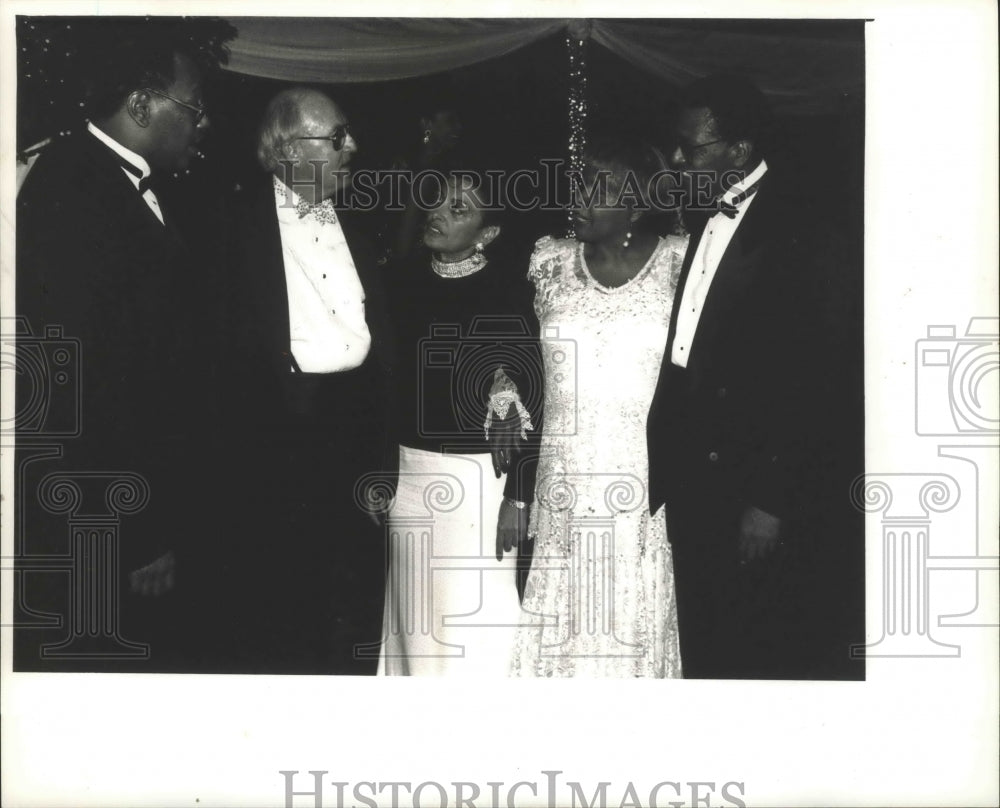 1990 Press Photo Milwaukee Urban League&#39;s Black and White Ball.- Historic Images