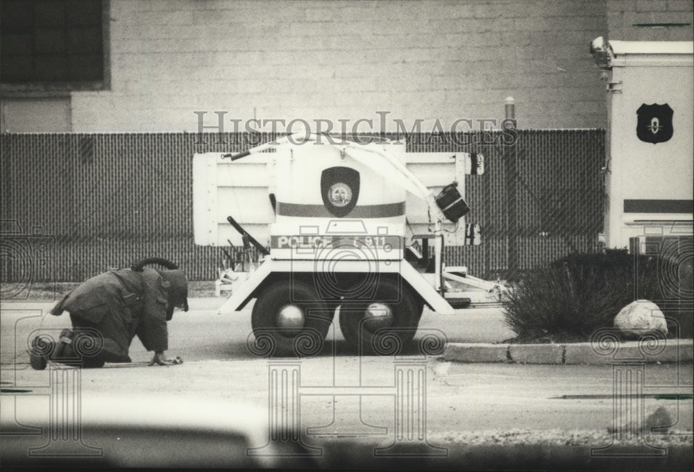 1993 Press Photo Milwaukee Police Department Bomb Squad investigates scene - Historic Images