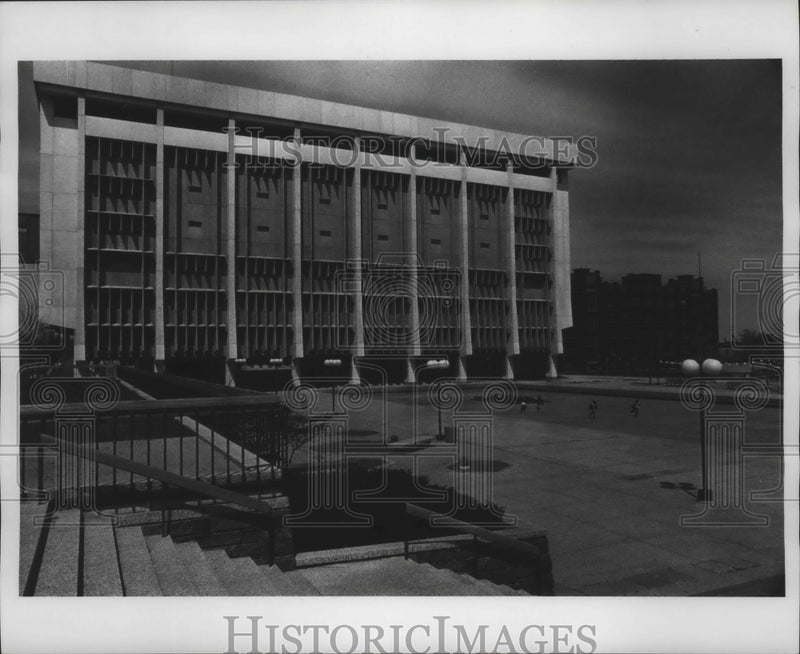 Load image into Gallery viewer, 1971 Press Photo The Milwaukee Police Department Building - mjb47722
