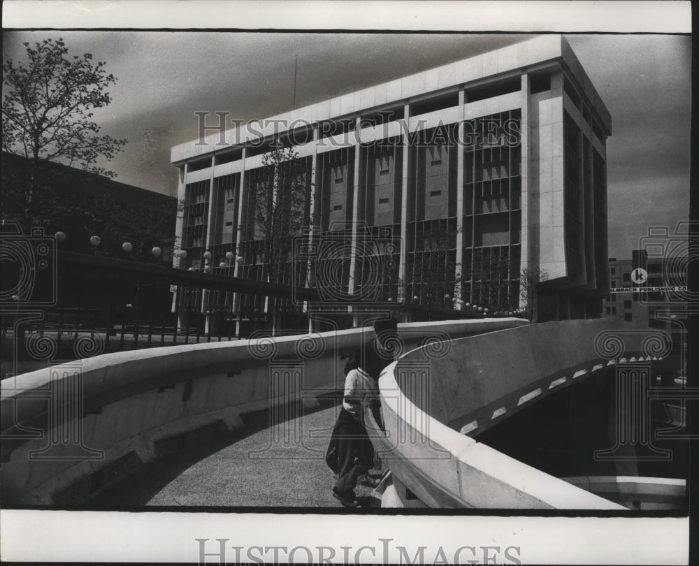 1971 Press Photo Outside Milwaukee Police Department's new modern building