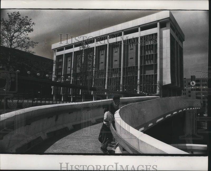 Load image into Gallery viewer, 1971 Press Photo Outside Milwaukee Police Department's new modern building
