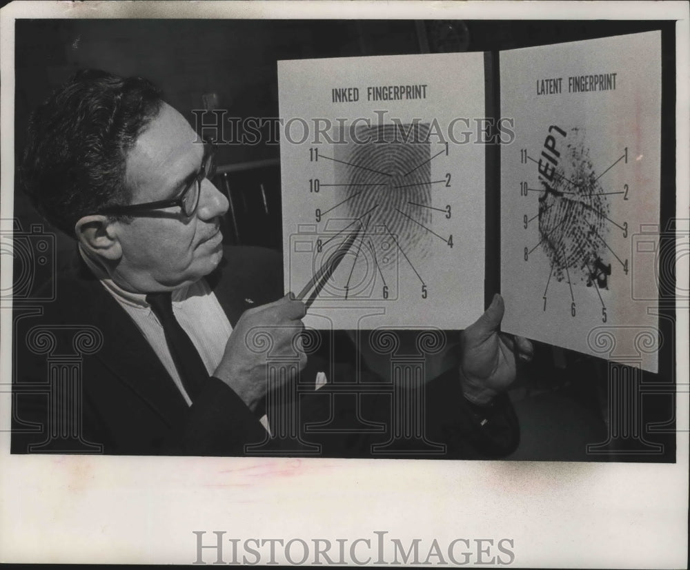 1967 Press Photo Milwaukee suburb policemen learning fingerprinting in Wauwatosa- Historic Images