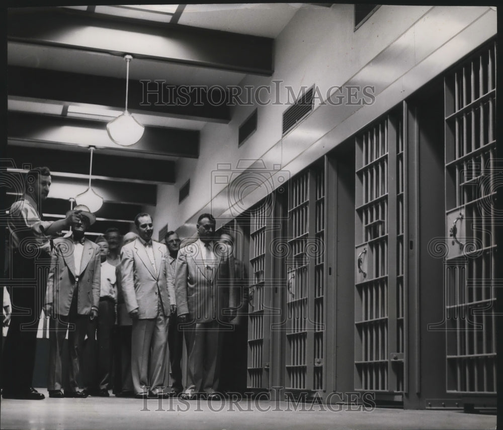 1963 Press Photo Patrolman Peter Rokich shows new No.2 station in Milwaukee