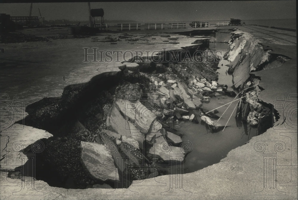 1987 Press Photo Gully at Storm damage on Pier 1 of Port of Milwaukee- Historic Images