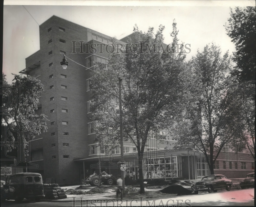 1952 Press Photo Lots of glass on seven story addition to Misericordia hospital.