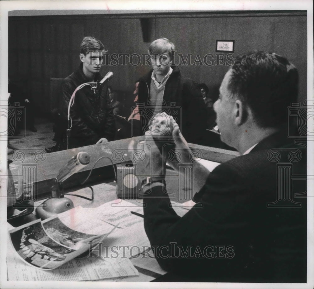 1966 Press Photo Eugene Hanson, Jr. & Ronn Johnson in Judge Seraphim's court, WI