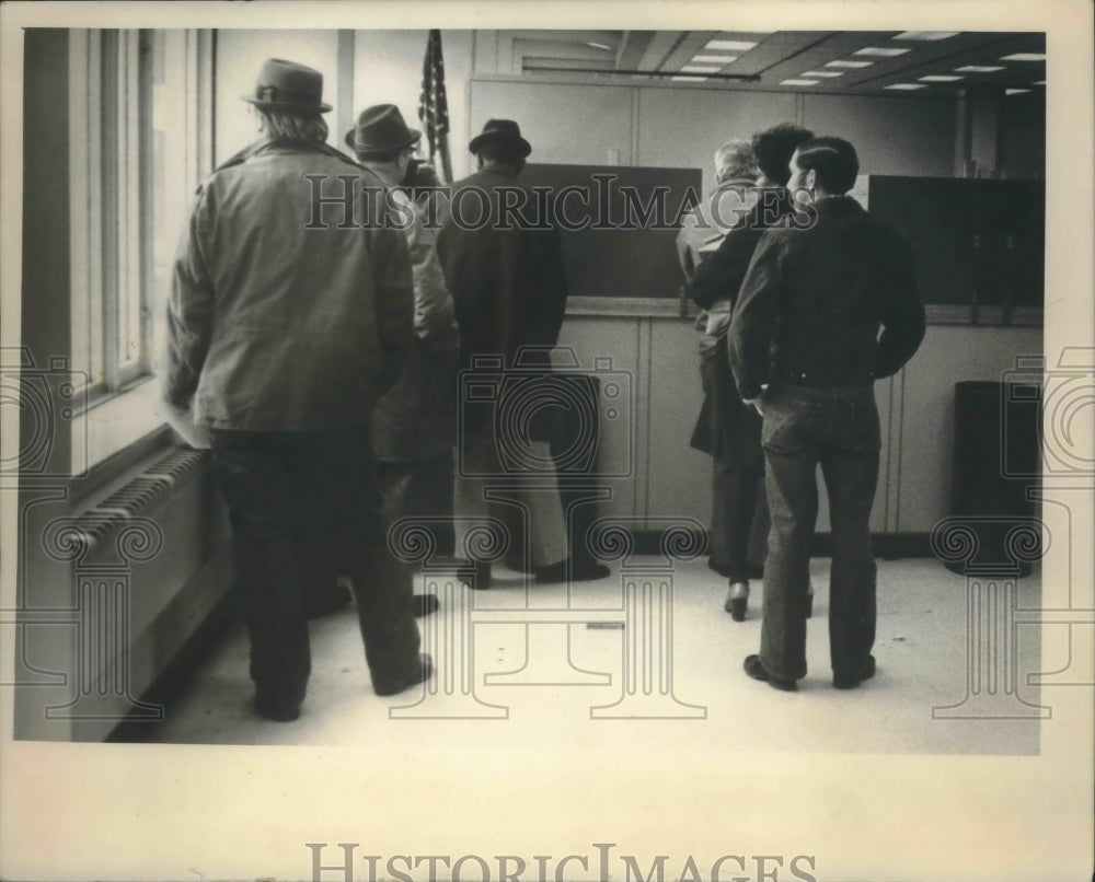 1975 Press Photo The unemployed stand in line at Unemployment Office, WI