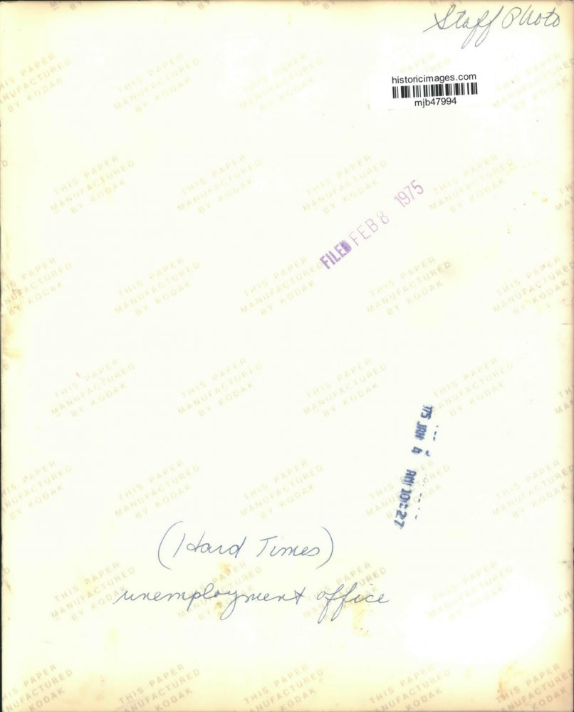 1975 Press Photo The unemployed stand in line at Unemployment Office, WI