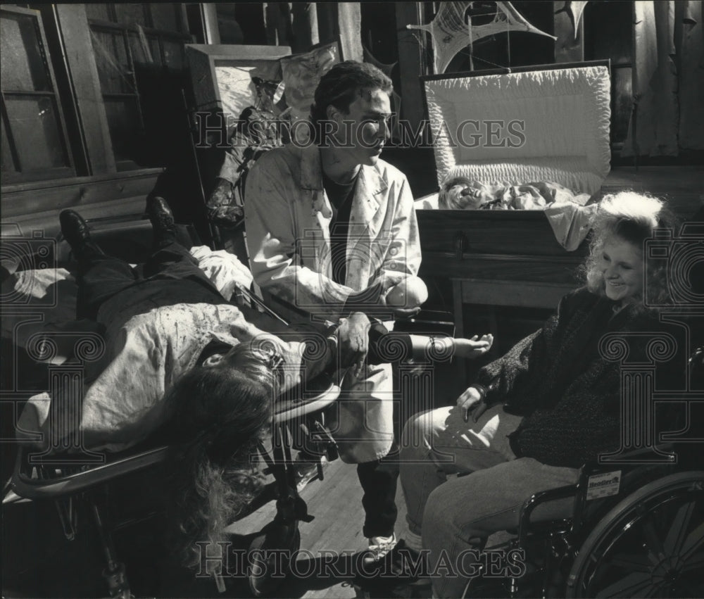 1991 Press Photo Characters in a Haunted House even in Milwaukee- Historic Images