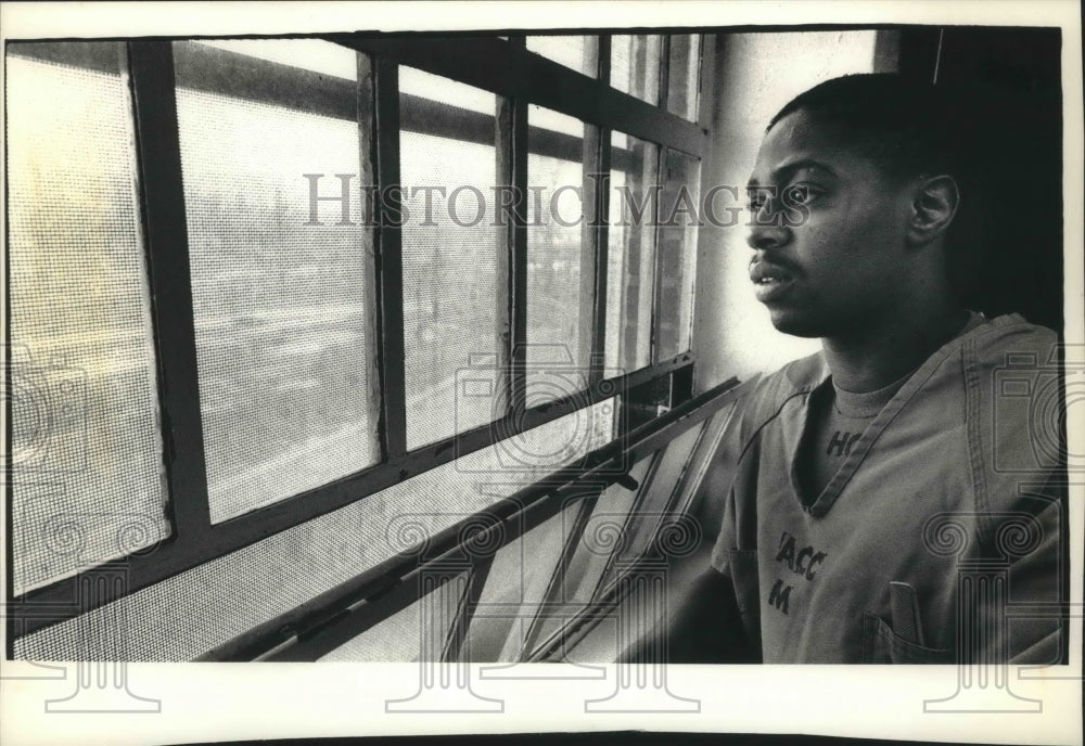 1990 Press Photo Jethro Heard, inmate looking out window at jail, Milwaukee.- Historic Images