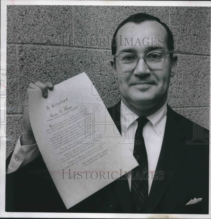Load image into Gallery viewer, 1962 Press Photo Newton Minow shows award from Milwaukee County Radio&amp;TV Council
