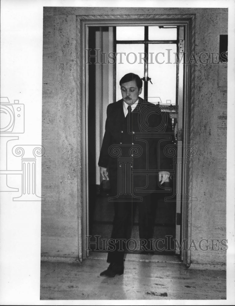 1975 Press Photo Unidentified witness , John Doe police stag party investigation