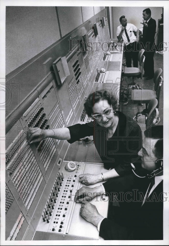 1965 Press Photo Karen Harvie instructs Joseph Potkonjak on new switchboard, WI