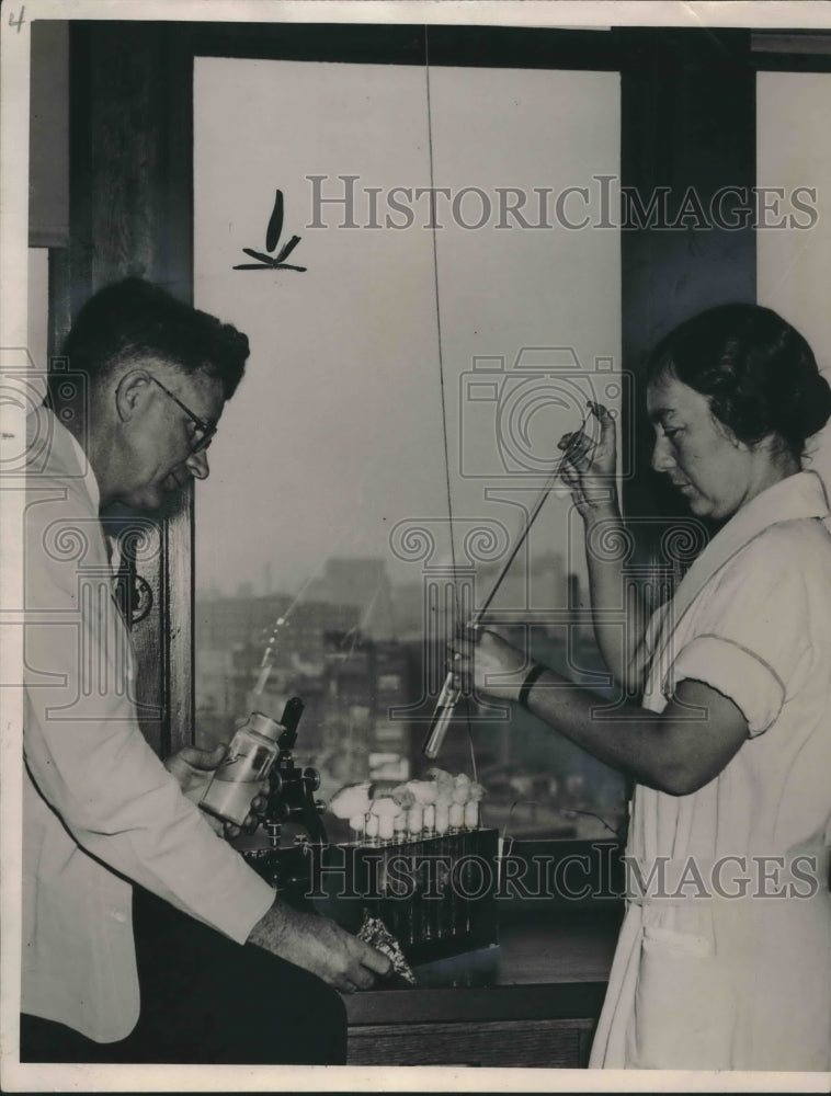 1934 Press Photo R.W. Cunliffe and Grace Van Doorn making bacteriological tests- Historic Images