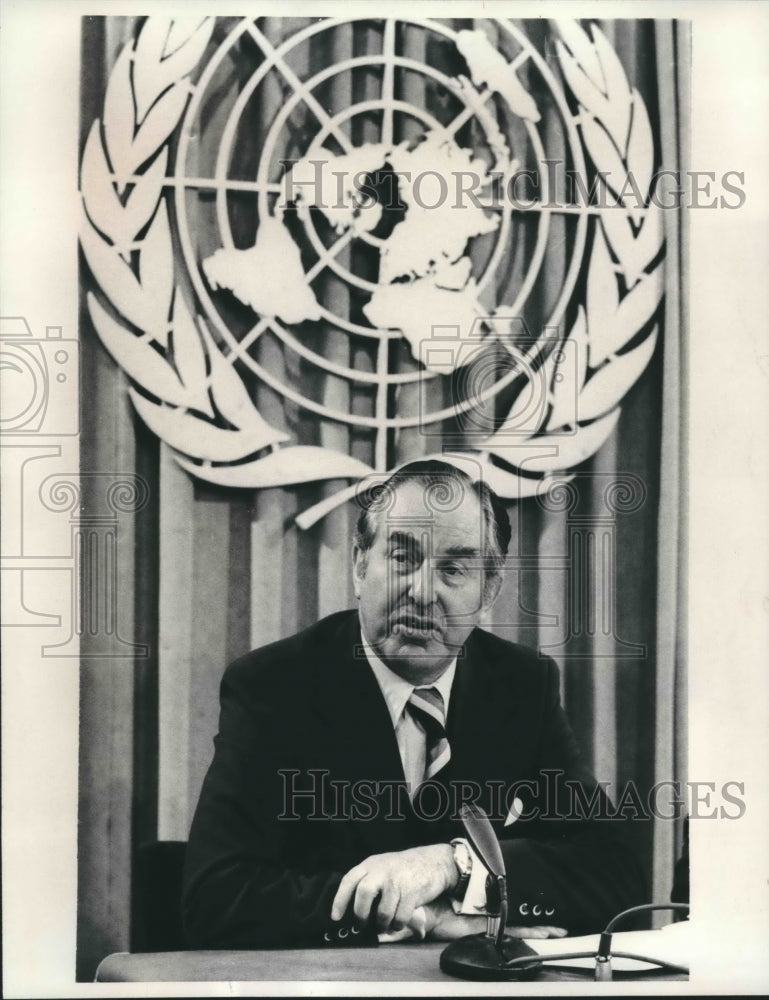 Load image into Gallery viewer, 1976 Press Photo Chaim Herzog, Israeli Ambassador at United Nations conference.
